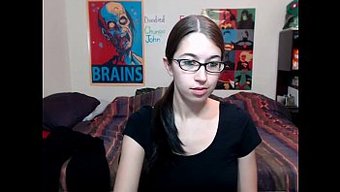 Alexxxcoal'In Büyüleyici Web Kamerası Şovu, Çıplak Göğüsleri Ve Kendi Kendine Zevki Içeriyor