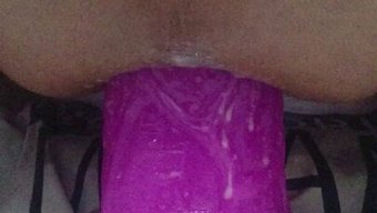 Asyalı Transseksüel, Anal Oyun Için Daha Büyük Bir Dildoya Ihtiyaç Duyuyor