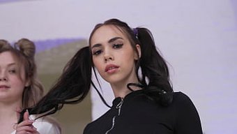 Iki Çarpıcı Güzellik, Sıcak Ve Ateşli Bir Grup Seks Seansında Üç Büyük Yarrağa Karşı Koyuyor