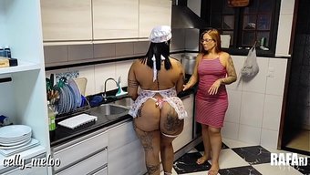 Ateşli Ve Göğüsleri Dolgun Hizmetçi, Koca Götünü Yediriyor.