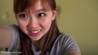 Asyalı Genç Ve Olgun Kadın Lezbiyen Arzularını Ilk Videoda Keşfediyorlar