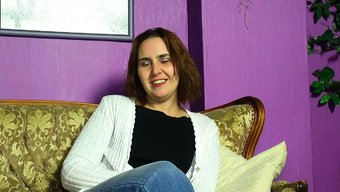 Arzulu Bir Genç Parmak, Büyük Bir Yapay Penis Arzulayarak Hevesle Kendini Beceriyor Ve Tercih Ettiği Herhangi Bir Pozisyonda Onu Beceriyor