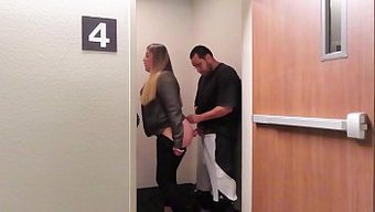 Halka Açık Aşağılama Ve Zevk: Latina Bebek Varlıklarını Sergiliyor