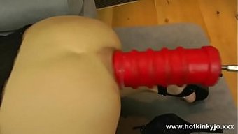 Düşük Kaliteli Videoda Dildo Ile Büyük Anal Penetrasyon