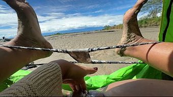 Mastürbasyon Yapmak Için Plaja Geldim Ve Bir Adam Beni Kayda Aldı, Islaktı.