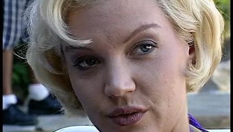 Lezbiyen Kolej Kızları Havuzda Soyunup Seks Yapıyorlar