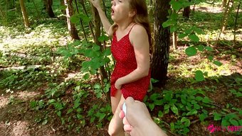 Rus Kız Parkta Seks Oyuncağından Zevk Alıyor Ve Saksoyla Ödüllendiriyor