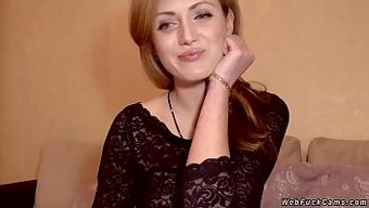 Muhteşem Esmer, Web Kamerasında Yeteneklerini Sergiliyor