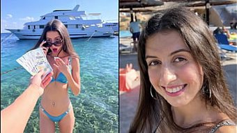 Güzel Bir Kadın Seks Için Para Alıyor Ve Sperm Yürüyüşünde Yüzüne Sperm Almayı Kabul Ediyor.