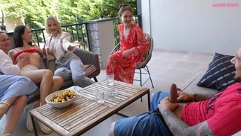 10 Santimlik Aletli Italyan Oğlan, Sevimli Kızı Herkesin Ortasında Sikişle Dağıttı.