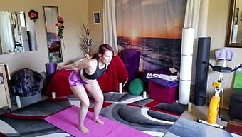 Küçük Göğüslü Kızıl Saçlı Milf Çıplak Poz Veriyor