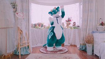 Tatlı Bir Ejderha Kız, Seksi Canavar Kuyruğunda Dans Ediyor.