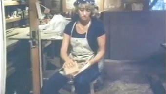 Vivienne Fovea, Bir Yurtta Iki Öğrenciyle Sıcak Bir Üçlüde