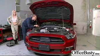 Büyük Göğüslü Ofis Bebek, Hd'De Sert Seksle Inliyor