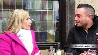 Alman Milf Melly, Yol Kenarında Bir Pikapta Arkadan Korumasız Seks Yapıyor.