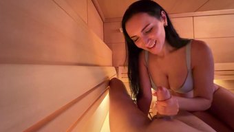 Buharlı Üvey Anne, Saunada Oğlunu Baştan Çıkarıyor.