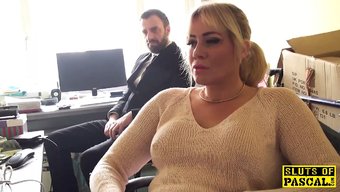 Iç Çamaşırı Giyen Ingiliz Güzeli Boğazına Kadar Alıyor Ve Kendini Parmaklıyor