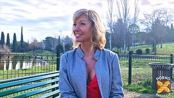 Fransız Bir Milf Olan Emmy, Masöz Olarak Erotik Bir Seçme Oturumu Yaşıyor