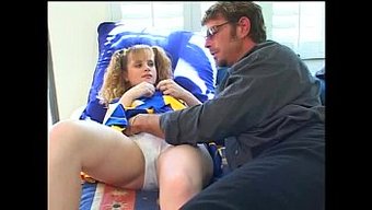 Cheerleader Molly Rome, Yoğun Tutkuyla Sıcak Bir Videoda