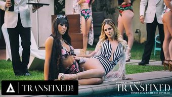 Venus Lux Ve Milf Cherie Deville Sıcak Cinsel Buluşmada