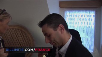 Ofiste Çoraplı Olgun Bir Sarışınla Çift Penetrasyon Aksiyonu.