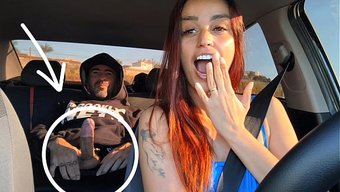 Uygulamacı Bir Adamı Yakalıyor, Aletini Okşarken Yakalıyor Ve Sertçe Sikişiyor.