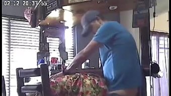 Kameraya Yakalandı: Kocası 18'Lik Bakıcısından Sakso Çekiyor