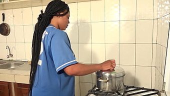 Aldatan Komşuyla Buharlı Karşılaşma Vahşi Mutfak Seksine Ve Daha Fazlasına Yol Açıyor.