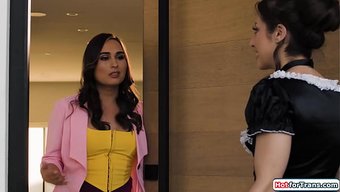 Hizmetçi Spencer Bradley, Trans Ember Fiera’nın Amını Yalıyor.