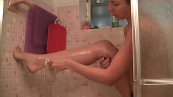 Helena Price'In Bir Swinger Partisi Için Samimi Duş Hazırlıkları