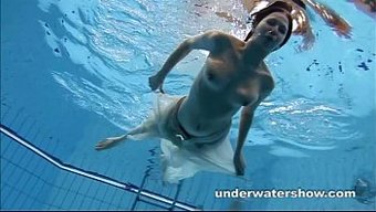 Andrea'Nın Çekici Fiziği Havuz Sahnesinde Sergileniyor