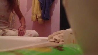 Avrupalı Annenin Büyük Poposuyla Banyo Macerası