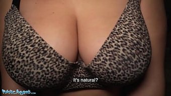 Büyük Popolu Dolgun Göğüslü Bebek, Bir Kamu Görevlisi Tarafından Bodrumda Sikişiyor