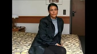 Göğüslü Esmer Gabriella Kerez, Özel Bir Seçme Alıyor Ve Çift Penetrasyonun Tadını Çıkarıyor.