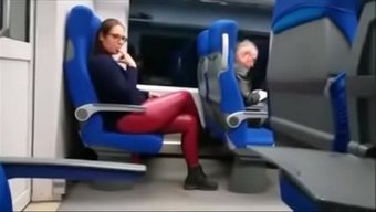 Genç Bir Güzellik, Özel Biriyle Samimi Bir An Yaşıyor