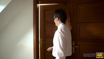 Yaşlı Adam Genç Kızla Odada Zamanın Tadını Çıkarıyor