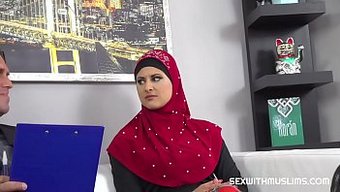 Seksi Hijabi Müslüman Kadın Tatmin Edici Bir Deneyim Sunuyor