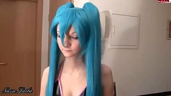 Alman Genç Miku Hatsune Olarak Cosplays Yüzüne Boşalma Hentai Porno