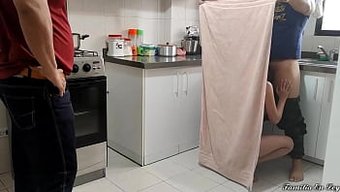 Üvey Annem, Kocası Izlerken Başka Bir Adamla Samimi Olmaktan Hoşlanan Cinsel Olarak Baskın Bir Kadın