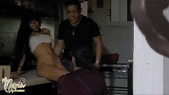 Miamarin69'Un Iki Yabancıyla Ve Açık Fantezileriyle Vahşi Mutfak Karşılaşması.