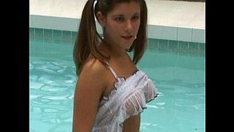 Missy'Nin Baştan Çıkarıcı Iç Çamaşırı Ve Havuz Maceraları