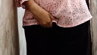 Genç Hintli Kız Anüsünde Bir Şişeyle Kendini Tatmin Ediyor