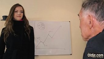 Genç Bir Kadın Yaşlı Bir Adamdan Oral Seks Alır Ve Boşalma Sonrasında Onu Yutar.