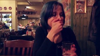 Gerçek Bir Genç Kız Kardeşin Çalıntı Vibratörüyle Açık Hava Orgazmı