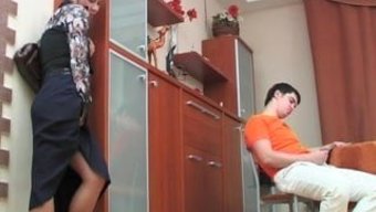 Üvey Anne, Genç Bir Adamla Cinsel Bir Buluşma Yakalar Ve Katılır