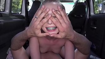 Telleri Ve Küçük Göğüsleri Olan Sevimli Genç Kız Bir Otobüste Seks Yapıyor