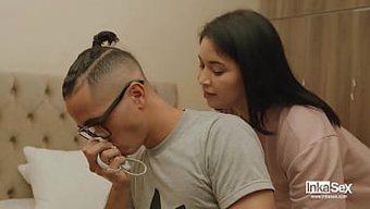 Üvey Kuzeni Izlerken Bir Adam Iç Çamaşırını Kokladı.