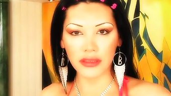 Güzel Sarışın Sıkı Deliklerinde Çift Penetrasyonun Tadını Çıkarıyor