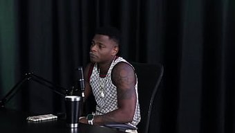 Grup Seks Sırasında Iç Çamaşırı Ve Çıplaklık Giyen Güzel Transseksüeller