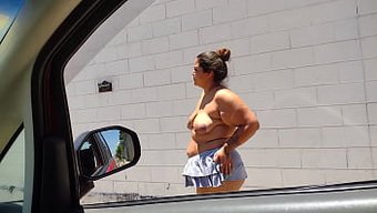 Mary Cadelona, Campinas-Sp'Nin Hareketli Sokaklarında Bir Arabada Çıplak Ve Şeffaf Göğüslerini Gündüz Vakti Sergiliyor